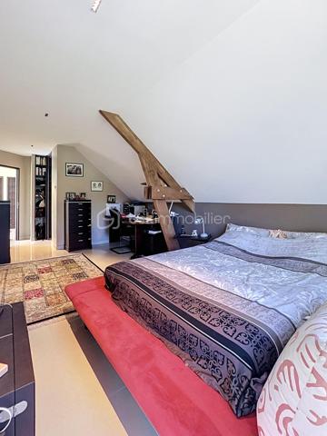 À la recherche d'une maison alliant volumes, prestations haut de gamme et environnement privilégié 
 Cette superbe propriété de 220 m², nichée sur un magnifique terrain arboré de 900 m², saura vous séduire par son confort, sa luminosité et son calme absolu.
Dès l'entrée, vous découvrirez des espaces de vie généreux, baignés de lumière, pensés pour une vie de famille agréable comme pour recevoir. 
La maison offre 7 pièces, dont 4 suites, chacune disposant de son dressing et de sa salle d'eau privative, garantissant confort et intimité à chacun.

Les prestations sont au rendez-vous :

Cuisine principale avec cuisine cachée (double cuisine)
Bureau aménagé idéal pour le télétravail
Salon d'étage pouvant facilement être transformé en 5ᵉ chambre
Sous-sol total
Chauffage par géothermie
Aspiration centralisée
Excellente luminosité
Aucun vis-à-vis
Jardin paysager et arboré
Environnement très calme

À l'extérieur, profitez d'un véritable espace de détente avec une piscine équipée d'un jacuzzi intégré et d'un système de nage à contre-courant, dans un jardin soigneusement entretenu.
Située à Brunoy, commune recherchée pour son cadre verdoyant, ses écoles, ses commerces et son accès rapide à Paris via le RER D, cette propriété offre un cadre de vie idéal pour une famille en quête de sérénité.

Les + :

220 m² habitables
Terrain de 900 m²
4 suites avec dressing et salle d'eau
Possibilité de créer une 5ᵉ chambre
Piscine, jacuzzi et nage à contre-courant
Prestations haut de gamme
Sous-sol total
Géothermie
Sans vis-à-vis
Quartier calme
Une propriété rare sur le secteur, à découvrir sans tarder.