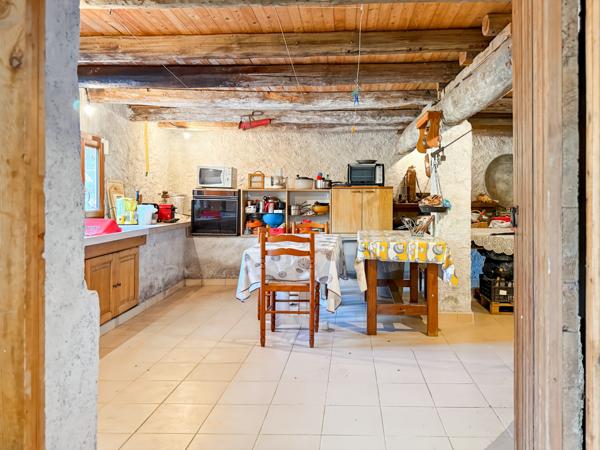 Joannas (07110) Ancienne Bergerie Terrain attenant et Vue à tomber par Terre…