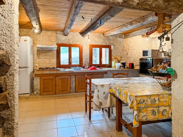 Joannas (07110) Ancienne Bergerie Terrain attenant et Vue à tomber par Terre…