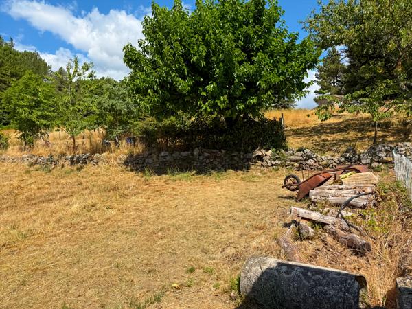 Joannas (07110) Ancienne Bergerie Terrain attenant et Vue à tomber par Terre…