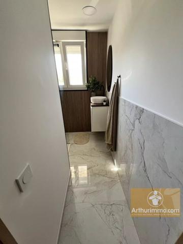 Vente                                                      Appartement
                        
                     3 pièces                      63 m2                     à Sète