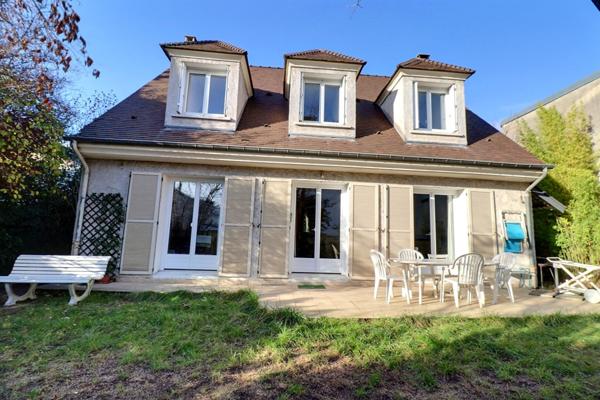 Maison individuelle 7 pièces, jardin, sous-sol Maisons-Laffitte Centre !