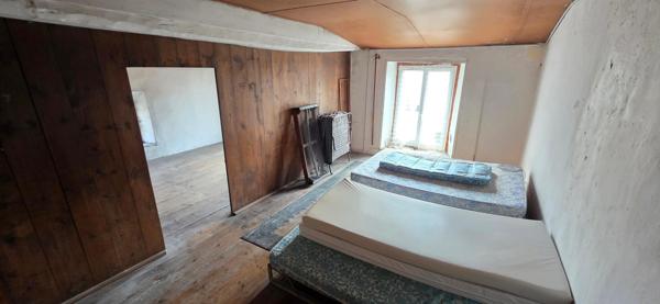 Maison ancienne 267m², 11 pièces à rénover.