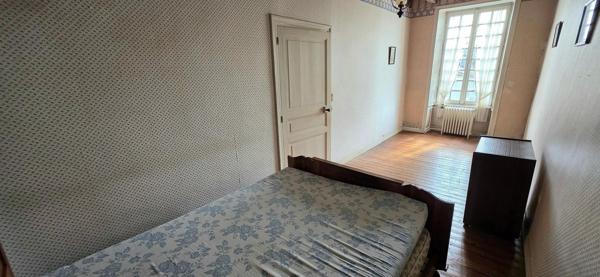 Maison ancienne 267m², 11 pièces à rénover.