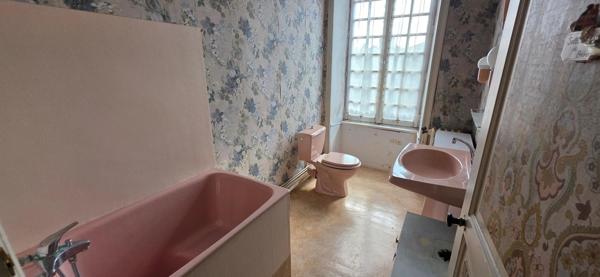 Maison ancienne 267m², 11 pièces à rénover.