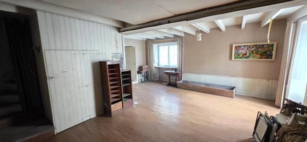 Maison ancienne 267m², 11 pièces à rénover.
