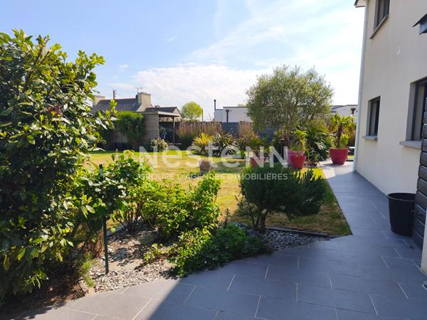 PLÉRIN- Maison contemporaine de 2012 avec vie de plain-pied, garage et jardin clos