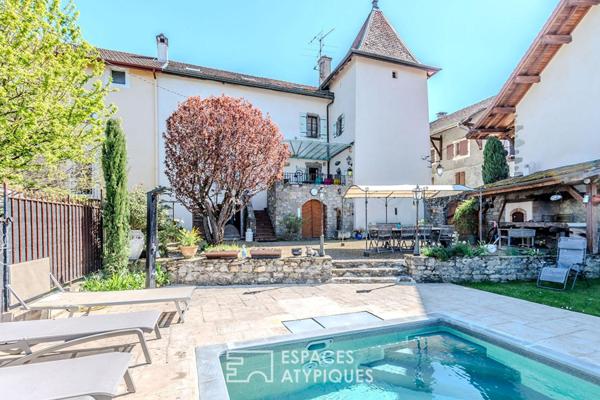 Château médiéval, dépendances contemporaines et piscine aux portes de Genève