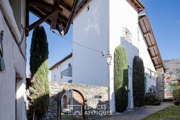 Château médiéval, dépendances contemporaines et piscine aux portes de Genève
