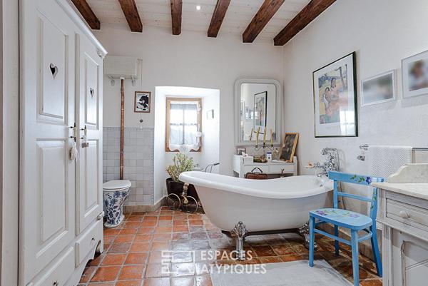 Château médiéval, dépendances contemporaines et piscine aux portes de Genève