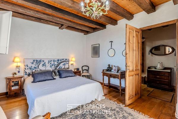 Château médiéval, dépendances contemporaines et piscine aux portes de Genève