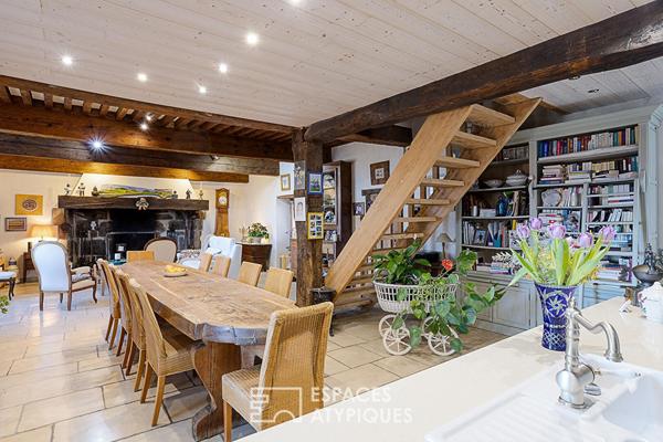 Château médiéval, dépendances contemporaines et piscine aux portes de Genève