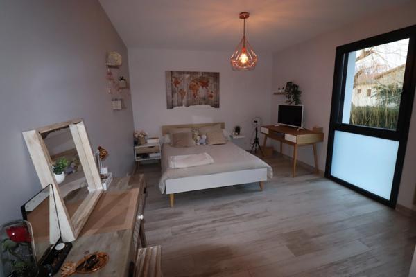 Saint-Maurice de Lignon:Villa contemporaine de 157 m2 habitables, 3 chambres sur terrain paysager de 1700 m2 avec piscine.