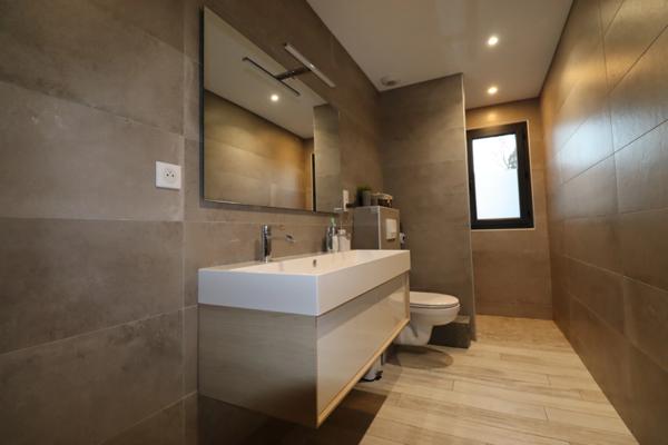 Saint-Maurice de Lignon:Villa contemporaine de 157 m2 habitables, 3 chambres sur terrain paysager de 1700 m2 avec piscine.