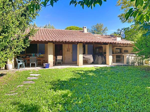 CADENET  Plain-pied, 3 chambres, piscine et terrain de 2 000 m²