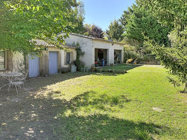 CADENET  Plain-pied, 3 chambres, piscine et terrain de 2 000 m²