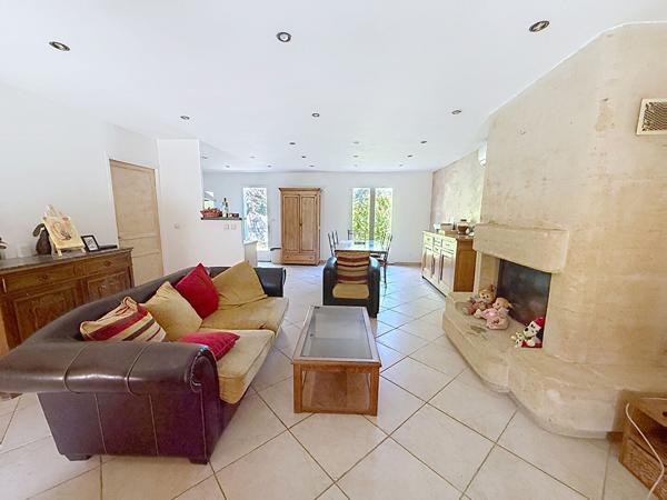CADENET  Plain-pied, 3 chambres, piscine et terrain de 2 000 m²