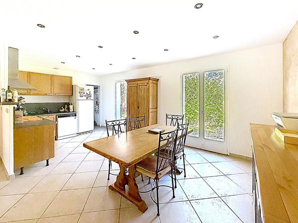 CADENET  Plain-pied, 3 chambres, piscine et terrain de 2 000 m²