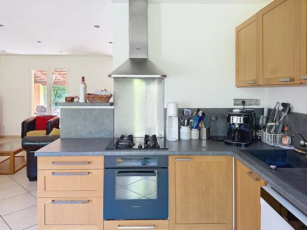 CADENET  Plain-pied, 3 chambres, piscine et terrain de 2 000 m²