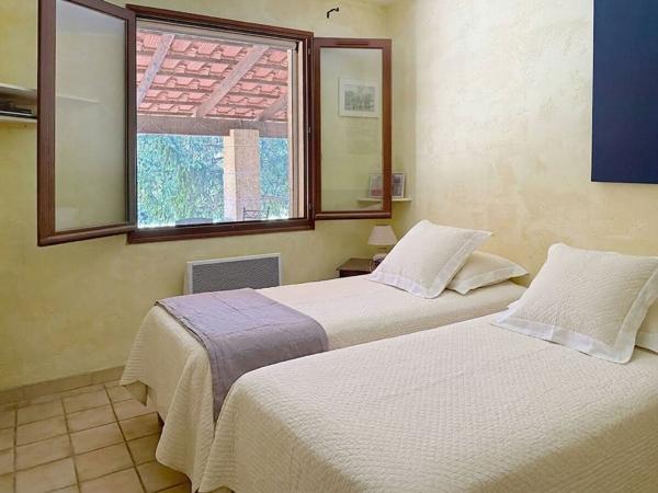 CADENET  Plain-pied, 3 chambres, piscine et terrain de 2 000 m²