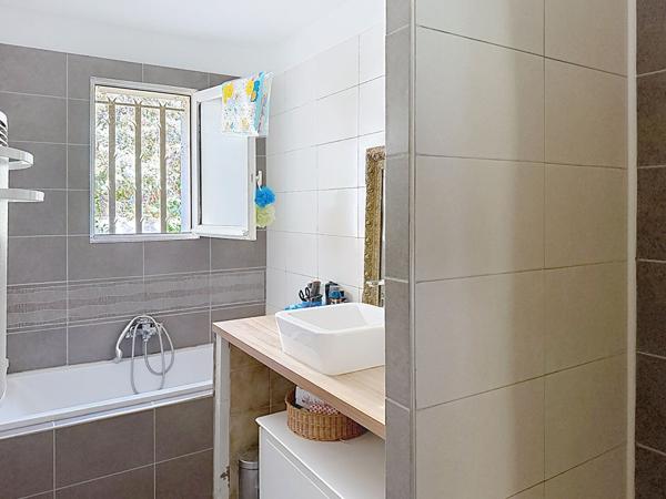 CADENET  Plain-pied, 3 chambres, piscine et terrain de 2 000 m²