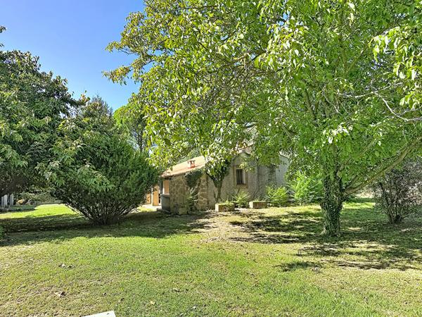 CADENET  Plain-pied, 3 chambres, piscine et terrain de 2 000 m²