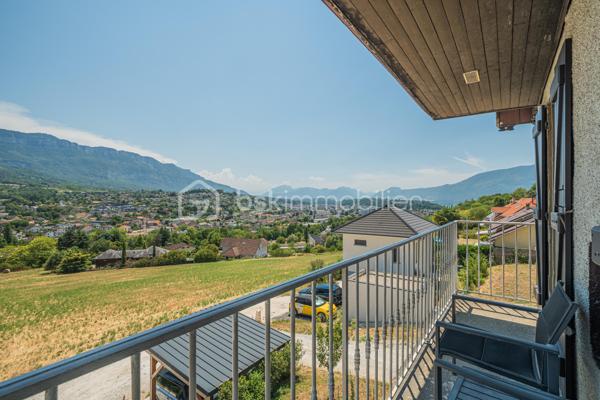 À seulement quelques minutes d'Aix-les-Bains, découvrez cette bâtisse de caractère entièrement rénovée, où le charme de la pierre s'allie au confort d'aujourd'hui.
Située dans un environnement calme, à proximité immédiate de la forêt de Corsuet, elle offre un cadre de vie privilégié entre nature et ville, avec une belle vue dégagée sur le Revard, la Dent du Chat et les montagnes environnantes.

Dès l'entrée, les volumes généreux, les grandes ouvertures et les matériaux authentiques révèlent toute la personnalité de cette maison. Les murs en pierre, les parquets massifs et les belles hauteurs sous plafond confèrent à la maison une atmosphère chaleureuse et authentique.
La maison développe environ 110 m² habitables. Le rez-de-chaussée accueille une vaste pièce de vie d'environ 40 m² avec cuisine ouverte entièrement équipée, une chambre avec salle d'eau privative ainsi qu'un WC indépendant, permettant une vie de plain-pied.

À l'étage, deux belles chambres, une seconde salle d'eau moderne et un WC indépendant composent un espace nuit confortable et fonctionnel.
Entièrement rénovée avec soin, la maison est prête à accueillir ses futurs propriétaires sans travaux importants. Ses épais murs en pierre offrent également un confort très appréciable en été, en conservant naturellement une agréable fraîcheur, même lors des fortes chaleurs.

À l'extérieur, le jardin et les terrasses ombragées invitent à profiter pleinement du cadre environnant et de la vue sur les montagnes. Un carport ainsi que plusieurs places de stationnement complètent les prestations.
Une superbe cave voûtée d'environ 35 m² ainsi que 77 m² de combles aménageables viennent compléter ce bien et offrent un véritable potentiel d'évolution selon vos envies.

À quelques pas des sentiers de randonnée et de VTT de la forêt de Corsuet, et à seulement quelques minutes des commerces, des écoles, du lac du Bourget et des accès autoroutiers, cette maison offre un équilibre rare entre authenticité, confort et qualité de vie.

Ce que vous allez apprécier :
✔ Maison entièrement rénovée, prête à vivre de plain-pied
✔ Pièce de vie de 40 m² + 2 salles d'eau
✔ Cave voûtée de 35 m²
✔ 77 m² de combles aménageables
✔ Vue dégagée sur les montagnes
✔ Fraîcheur naturelle en été grâce aux murs en pierre
✔ Forêt de Corsuet à proximité immédiate
✔ DPE C

Un lieu de vie avant tout
Plus qu'une maison, c'est un lieu de vie. Ici, on profite de la nature sans s'éloigner de la ville, des soirées sur la terrasse face aux montagnes, de la fraîcheur des murs en pierre durant l'été et des départs à pied vers la forêt de Corsuet.
Authentique, chaleureuse et soigneusement rénovée, cette maison séduira celles et ceux qui recherchent autant une qualité de vie qu'un bien de caractère.

Pour plus d'informations ou pour organiser une visite, contactez-moi. Une vidéo de présentation est également disponible sur demande.