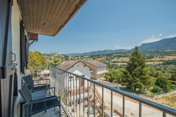 À seulement quelques minutes d'Aix-les-Bains, découvrez cette bâtisse de caractère entièrement rénovée, où le charme de la pierre s'allie au confort d'aujourd'hui.
Située dans un environnement calme, à proximité immédiate de la forêt de Corsuet, elle offre un cadre de vie privilégié entre nature et ville, avec une belle vue dégagée sur le Revard, la Dent du Chat et les montagnes environnantes.

Dès l'entrée, les volumes généreux, les grandes ouvertures et les matériaux authentiques révèlent toute la personnalité de cette maison. Les murs en pierre, les parquets massifs et les belles hauteurs sous plafond confèrent à la maison une atmosphère chaleureuse et authentique.
La maison développe environ 110 m² habitables. Le rez-de-chaussée accueille une vaste pièce de vie d'environ 40 m² avec cuisine ouverte entièrement équipée, une chambre avec salle d'eau privative ainsi qu'un WC indépendant, permettant une vie de plain-pied.

À l'étage, deux belles chambres, une seconde salle d'eau moderne et un WC indépendant composent un espace nuit confortable et fonctionnel.
Entièrement rénovée avec soin, la maison est prête à accueillir ses futurs propriétaires sans travaux importants. Ses épais murs en pierre offrent également un confort très appréciable en été, en conservant naturellement une agréable fraîcheur, même lors des fortes chaleurs.

À l'extérieur, le jardin et les terrasses ombragées invitent à profiter pleinement du cadre environnant et de la vue sur les montagnes. Un carport ainsi que plusieurs places de stationnement complètent les prestations.
Une superbe cave voûtée d'environ 35 m² ainsi que 77 m² de combles aménageables viennent compléter ce bien et offrent un véritable potentiel d'évolution selon vos envies.

À quelques pas des sentiers de randonnée et de VTT de la forêt de Corsuet, et à seulement quelques minutes des commerces, des écoles, du lac du Bourget et des accès autoroutiers, cette maison offre un équilibre rare entre authenticité, confort et qualité de vie.

Ce que vous allez apprécier :
✔ Maison entièrement rénovée, prête à vivre de plain-pied
✔ Pièce de vie de 40 m² + 2 salles d'eau
✔ Cave voûtée de 35 m²
✔ 77 m² de combles aménageables
✔ Vue dégagée sur les montagnes
✔ Fraîcheur naturelle en été grâce aux murs en pierre
✔ Forêt de Corsuet à proximité immédiate
✔ DPE C

Un lieu de vie avant tout
Plus qu'une maison, c'est un lieu de vie. Ici, on profite de la nature sans s'éloigner de la ville, des soirées sur la terrasse face aux montagnes, de la fraîcheur des murs en pierre durant l'été et des départs à pied vers la forêt de Corsuet.
Authentique, chaleureuse et soigneusement rénovée, cette maison séduira celles et ceux qui recherchent autant une qualité de vie qu'un bien de caractère.

Pour plus d'informations ou pour organiser une visite, contactez-moi. Une vidéo de présentation est également disponible sur demande.