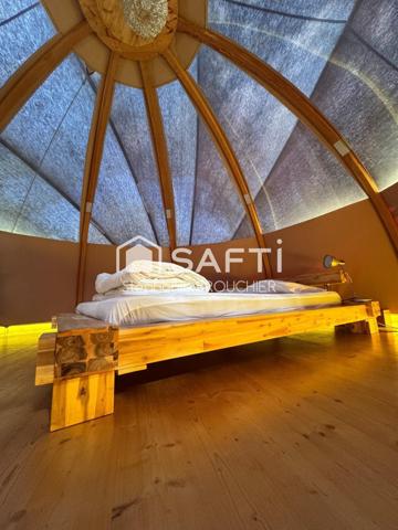 Ensemble immobilier avec maison et hébergement atypique