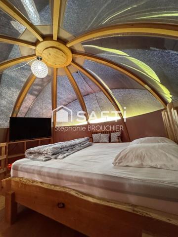 Ensemble immobilier avec maison et hébergement atypique