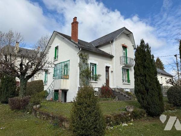 A découvrir : une élégante maison d'habitation, habitable de suite, composée:
- au rez-de-chau...