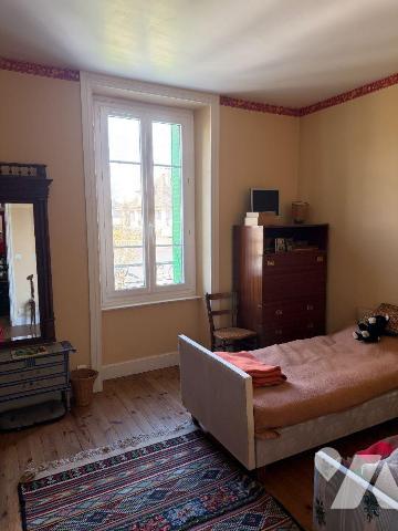 A découvrir : une élégante maison d'habitation, habitable de suite, composée:
- au rez-de-chau...