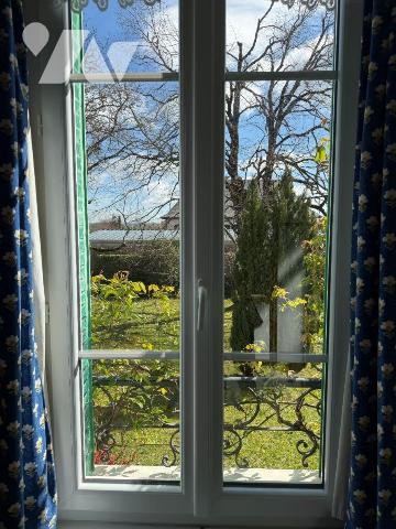 A découvrir : une élégante maison d'habitation, habitable de suite, composée:
- au rez-de-chau...