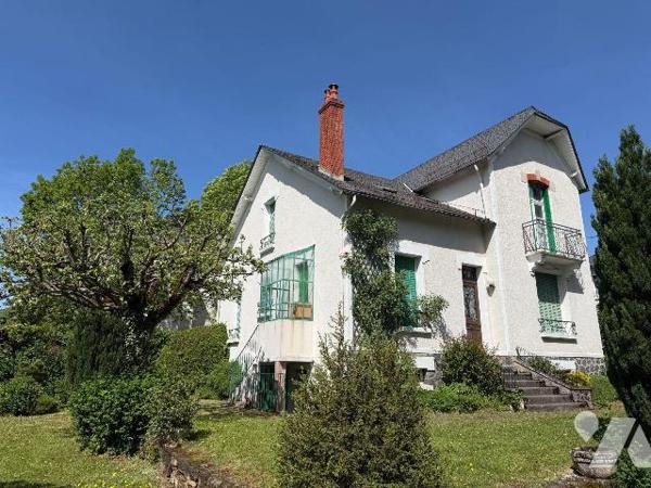 A découvrir : une élégante maison d'habitation, habitable de suite, composée:
- au rez-de-chau...