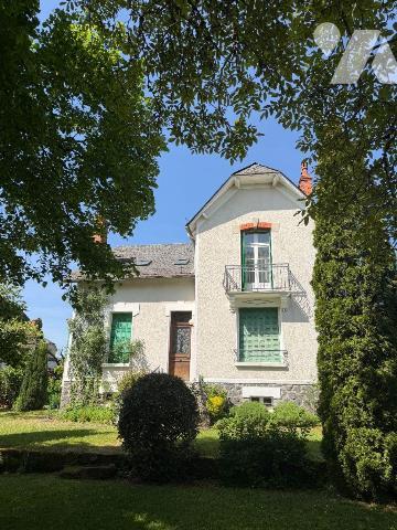 A découvrir : une élégante maison d'habitation, habitable de suite, composée:
- au rez-de-chau...