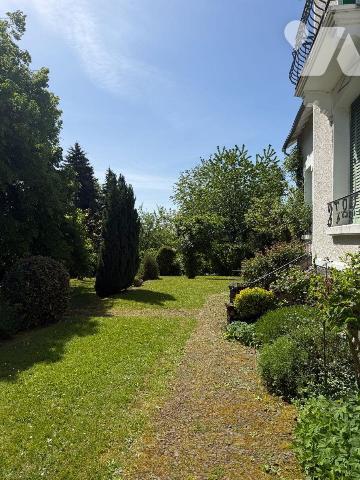 A découvrir : une élégante maison d'habitation, habitable de suite, composée:
- au rez-de-chau...