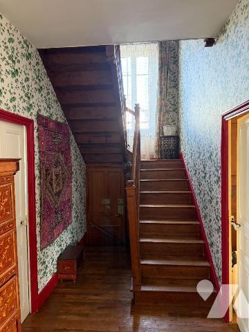 A découvrir : une élégante maison d'habitation, habitable de suite, composée:
- au rez-de-chau...