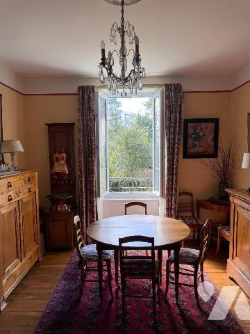 A découvrir : une élégante maison d'habitation, habitable de suite, composée:
- au rez-de-chau...