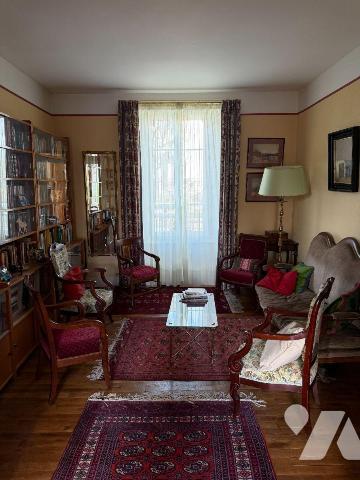 A découvrir : une élégante maison d'habitation, habitable de suite, composée:
- au rez-de-chau...