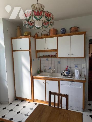 A découvrir : une élégante maison d'habitation, habitable de suite, composée:
- au rez-de-chau...