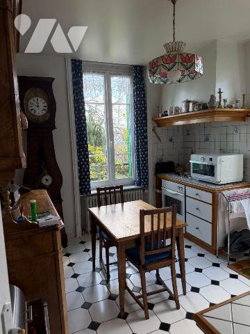 A découvrir : une élégante maison d'habitation, habitable de suite, composée:
- au rez-de-chau...