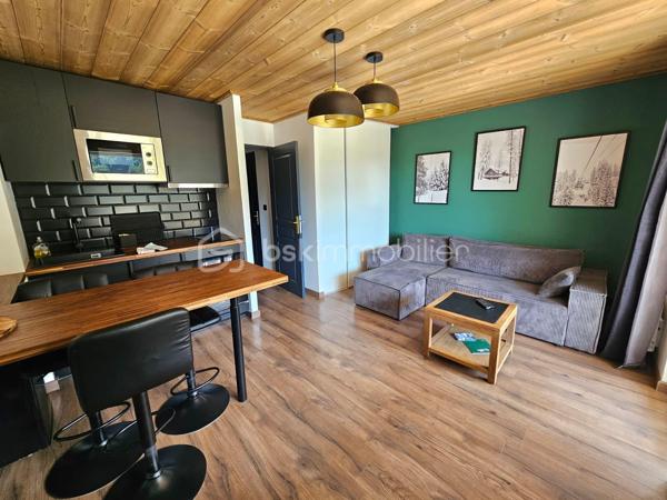 Valérie LARRIER vous propose EN EXCLUSIVITÉ ce charmant appartement rénové, chaleureux et parfaitement agencé, idéal pour profiter de la montagne en toute saison ou pour un investissement locatif.

Les atouts du bien :

Proximité des pistes de ski
Séjour lumineux avec kitchenette
Une chambre avec un lit double
Coin montagne avec 3 lits superposés 
Belle terrasse de 15 m², idéale pour profiter des beaux jours
L'APPARTEMENT EST EQUIPE DE LA FIBRE + UN LAVE LINGE + LAVE VAISSELLE

Casier à skis
Résidence avec ascenseur
PLACE DE PARKING PRIVATIVE EXTERIEURE

Charges de copropriété : 2 050 € / an, comprenant l’eau et l’électricité
Taxe foncière : 740 € / an environ

Un pied-à-terre idéal pour les amoureux de la montagne, avec un véritable potentiel pour un usage personnel ou de la location saisonnière.

À découvrir sans tarder !