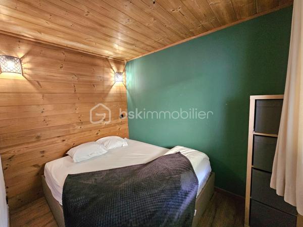 Valérie LARRIER vous propose EN EXCLUSIVITÉ ce charmant appartement rénové, chaleureux et parfaitement agencé, idéal pour profiter de la montagne en toute saison ou pour un investissement locatif.

Les atouts du bien :

Proximité des pistes de ski
Séjour lumineux avec kitchenette
Une chambre avec un lit double
Coin montagne avec 3 lits superposés 
Belle terrasse de 15 m², idéale pour profiter des beaux jours
L'APPARTEMENT EST EQUIPE DE LA FIBRE + UN LAVE LINGE + LAVE VAISSELLE

Casier à skis
Résidence avec ascenseur
PLACE DE PARKING PRIVATIVE EXTERIEURE

Charges de copropriété : 2 050 € / an, comprenant l’eau et l’électricité
Taxe foncière : 740 € / an environ

Un pied-à-terre idéal pour les amoureux de la montagne, avec un véritable potentiel pour un usage personnel ou de la location saisonnière.

À découvrir sans tarder !