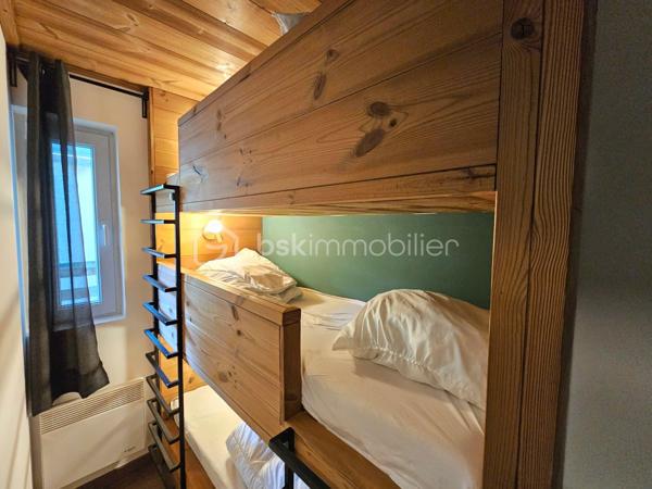 Valérie LARRIER vous propose EN EXCLUSIVITÉ ce charmant appartement rénové, chaleureux et parfaitement agencé, idéal pour profiter de la montagne en toute saison ou pour un investissement locatif.

Les atouts du bien :

Proximité des pistes de ski
Séjour lumineux avec kitchenette
Une chambre avec un lit double
Coin montagne avec 3 lits superposés 
Belle terrasse de 15 m², idéale pour profiter des beaux jours
L'APPARTEMENT EST EQUIPE DE LA FIBRE + UN LAVE LINGE + LAVE VAISSELLE

Casier à skis
Résidence avec ascenseur
PLACE DE PARKING PRIVATIVE EXTERIEURE

Charges de copropriété : 2 050 € / an, comprenant l’eau et l’électricité
Taxe foncière : 740 € / an environ

Un pied-à-terre idéal pour les amoureux de la montagne, avec un véritable potentiel pour un usage personnel ou de la location saisonnière.

À découvrir sans tarder !
