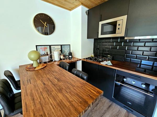Valérie LARRIER vous propose EN EXCLUSIVITÉ ce charmant appartement rénové, chaleureux et parfaitement agencé, idéal pour profiter de la montagne en toute saison ou pour un investissement locatif.

Les atouts du bien :

Proximité des pistes de ski
Séjour lumineux avec kitchenette
Une chambre avec un lit double
Coin montagne avec 3 lits superposés 
Belle terrasse de 15 m², idéale pour profiter des beaux jours
L'APPARTEMENT EST EQUIPE DE LA FIBRE + UN LAVE LINGE + LAVE VAISSELLE

Casier à skis
Résidence avec ascenseur
PLACE DE PARKING PRIVATIVE EXTERIEURE

Charges de copropriété : 2 050 € / an, comprenant l’eau et l’électricité
Taxe foncière : 740 € / an environ

Un pied-à-terre idéal pour les amoureux de la montagne, avec un véritable potentiel pour un usage personnel ou de la location saisonnière.

À découvrir sans tarder !
