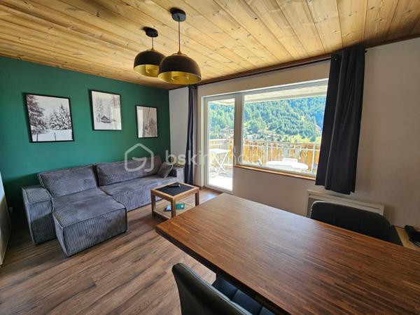 Valérie LARRIER vous propose EN EXCLUSIVITÉ ce charmant appartement rénové, chaleureux et parfaitement agencé, idéal pour profiter de la montagne en toute saison ou pour un investissement locatif.

Les atouts du bien :

Proximité des pistes de ski
Séjour lumineux avec kitchenette
Une chambre avec un lit double
Coin montagne avec 3 lits superposés 
Belle terrasse de 15 m², idéale pour profiter des beaux jours
L'APPARTEMENT EST EQUIPE DE LA FIBRE + UN LAVE LINGE + LAVE VAISSELLE

Casier à skis
Résidence avec ascenseur
PLACE DE PARKING PRIVATIVE EXTERIEURE

Charges de copropriété : 2 050 € / an, comprenant l’eau et l’électricité
Taxe foncière : 740 € / an environ

Un pied-à-terre idéal pour les amoureux de la montagne, avec un véritable potentiel pour un usage personnel ou de la location saisonnière.

À découvrir sans tarder !