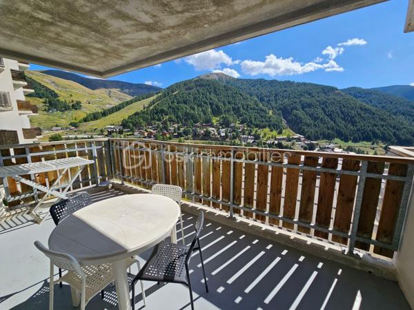 Valérie LARRIER vous propose EN EXCLUSIVITÉ ce charmant appartement rénové, chaleureux et parfaitement agencé, idéal pour profiter de la montagne en toute saison ou pour un investissement locatif.

Les atouts du bien :

Proximité des pistes de ski
Séjour lumineux avec kitchenette
Une chambre avec un lit double
Coin montagne avec 3 lits superposés 
Belle terrasse de 15 m², idéale pour profiter des beaux jours
L'APPARTEMENT EST EQUIPE DE LA FIBRE + UN LAVE LINGE + LAVE VAISSELLE

Casier à skis
Résidence avec ascenseur
PLACE DE PARKING PRIVATIVE EXTERIEURE

Charges de copropriété : 2 050 € / an, comprenant l’eau et l’électricité
Taxe foncière : 740 € / an environ

Un pied-à-terre idéal pour les amoureux de la montagne, avec un véritable potentiel pour un usage personnel ou de la location saisonnière.

À découvrir sans tarder !