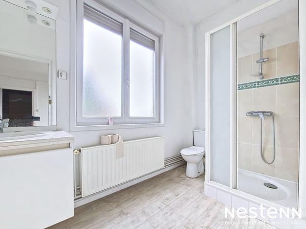 Ensemble immobilier composé d'un local commercial, hangar (plus de 500m² de stockage), et une habitation (précédemment destinée à la colotation). 293 500 euros.