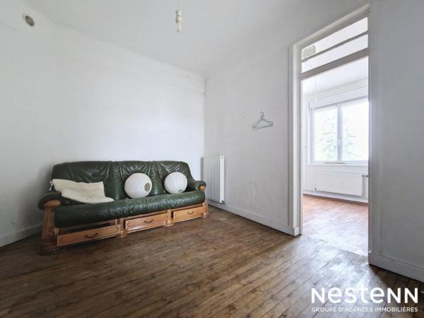 Ensemble immobilier composé d'un local commercial, hangar (plus de 500m² de stockage), et une habitation (précédemment destinée à la colotation). 293 500 euros.