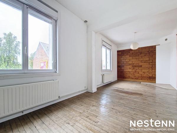 Ensemble immobilier composé d'un local commercial, hangar (plus de 500m² de stockage), et une habitation (précédemment destinée à la colotation). 293 500 euros.